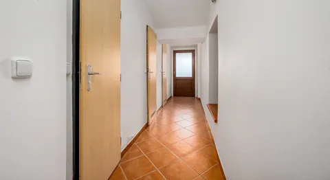 Chodba s dlažbou