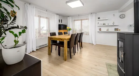 Světlá jídelna s velkými okny