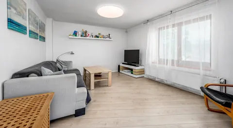 Obývací pokoj s pohovkou a televizí