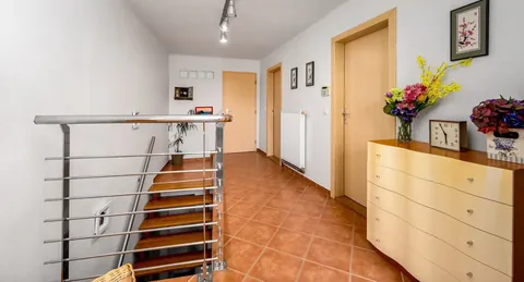 Chodba se schodištěm